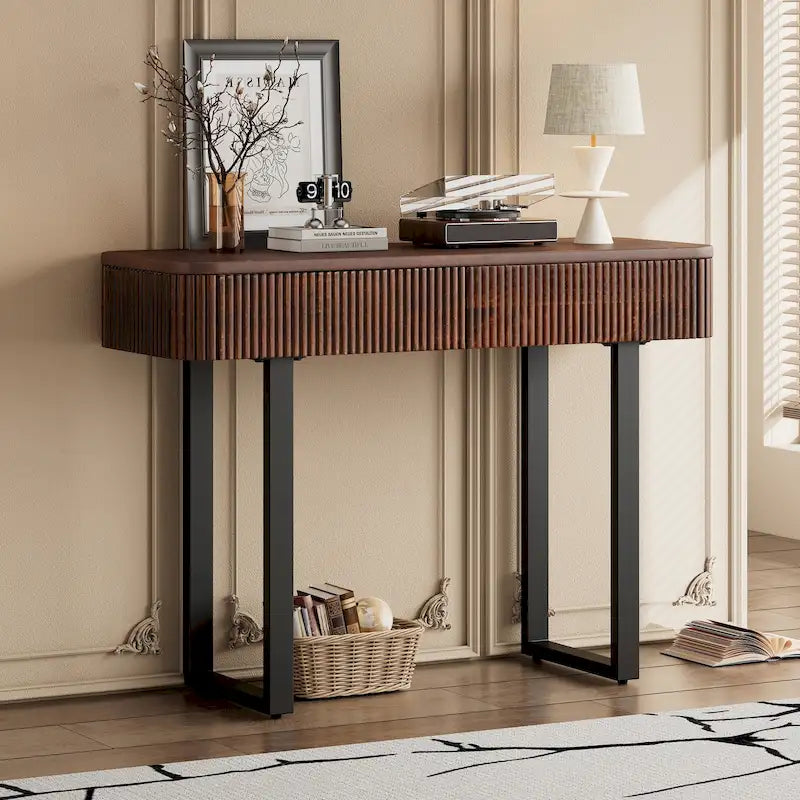 Consolle da ingresso moderna in legno massello con design a coste e contenitore
