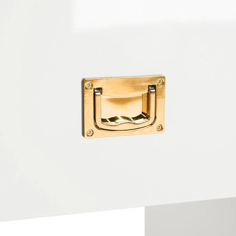 Tavolino laccato bianco con dettagli in ottone lucidato